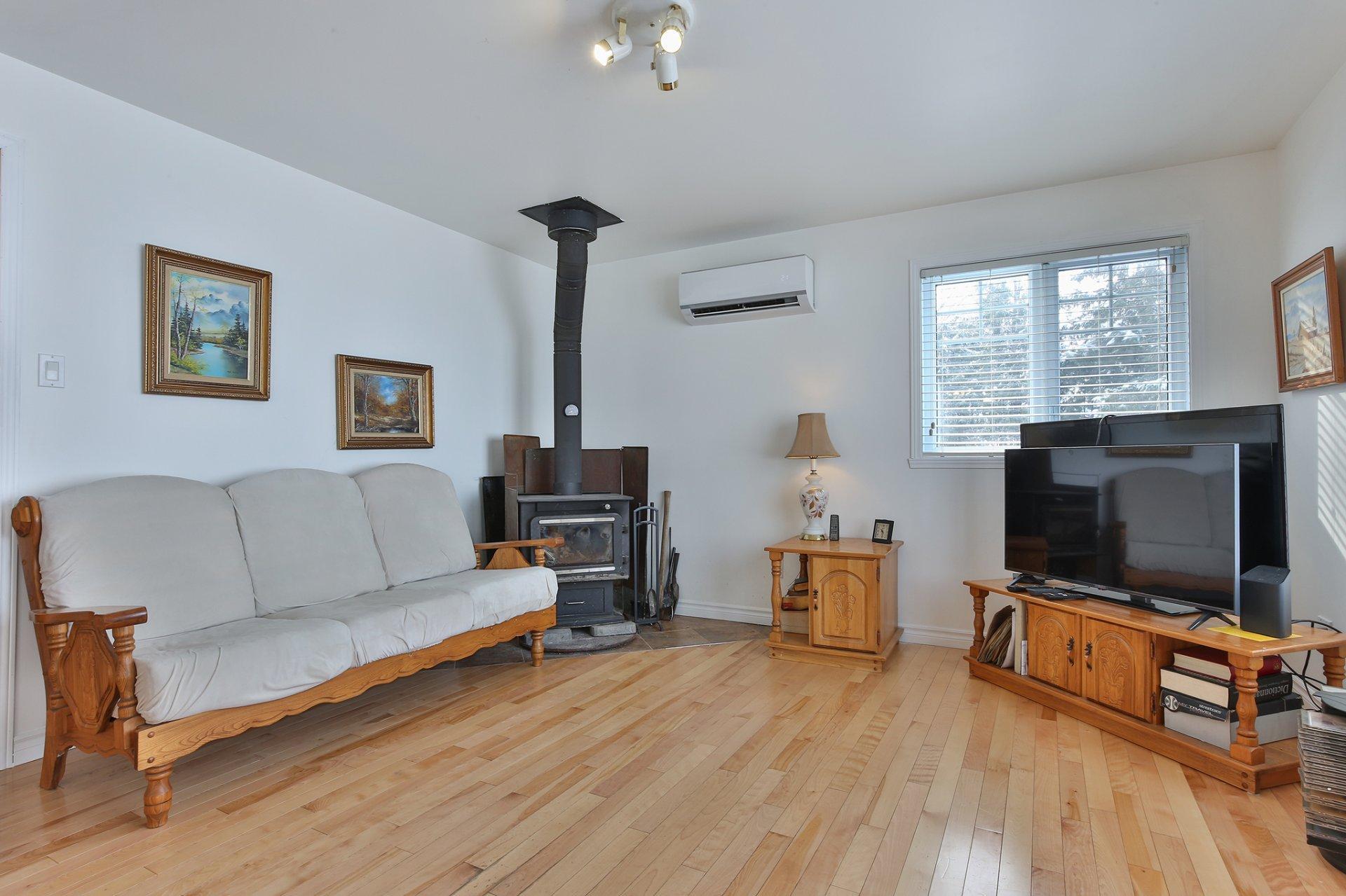 









6


48e Avenue

,
Sainte-Anne-de-Sabrevois,




QC
J0J2G0

