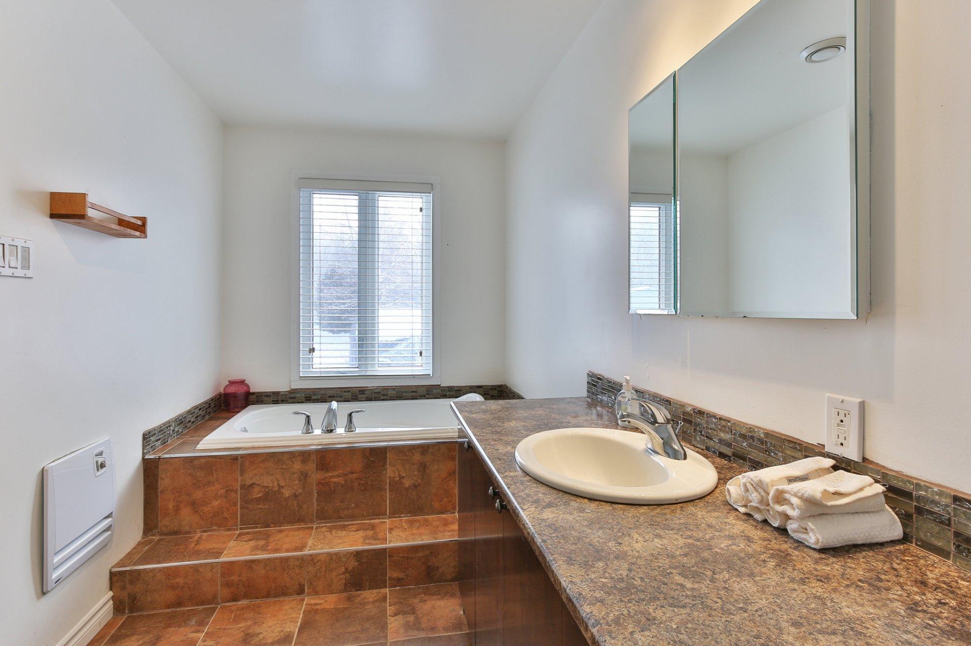 









6


48e Avenue

,
Sainte-Anne-de-Sabrevois,




QC
J0J2G0

