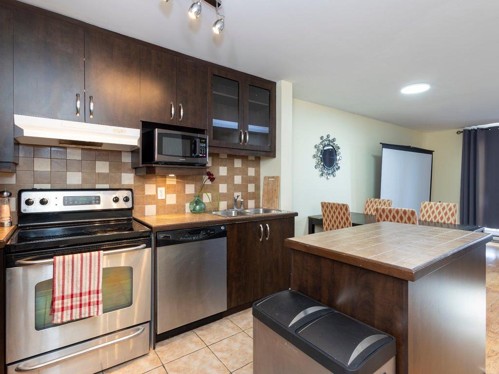 









7371


17e Avenue

, 8,
Montréal (Villeray/Saint-Michel/Parc-Extension),




QC
H2A2R7

