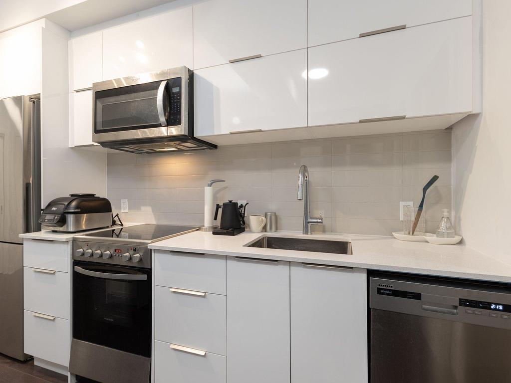 









2100


Boul. St-Laurent

, 204,
Montréal (Ville-Marie),




QC
H2X0E4

