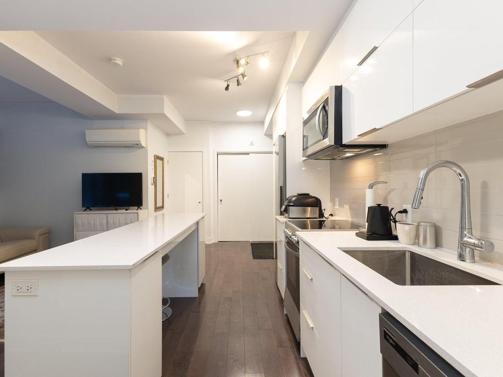 









2100


Boul. St-Laurent

, 204,
Montréal (Ville-Marie),




QC
H2X0E4

