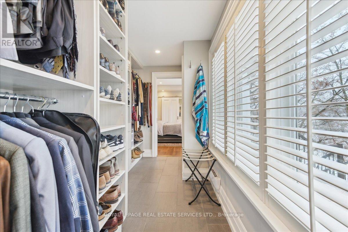 












382 TRAFALGAR ROAD

,
Oakville,




Ontario
L6J3H5

