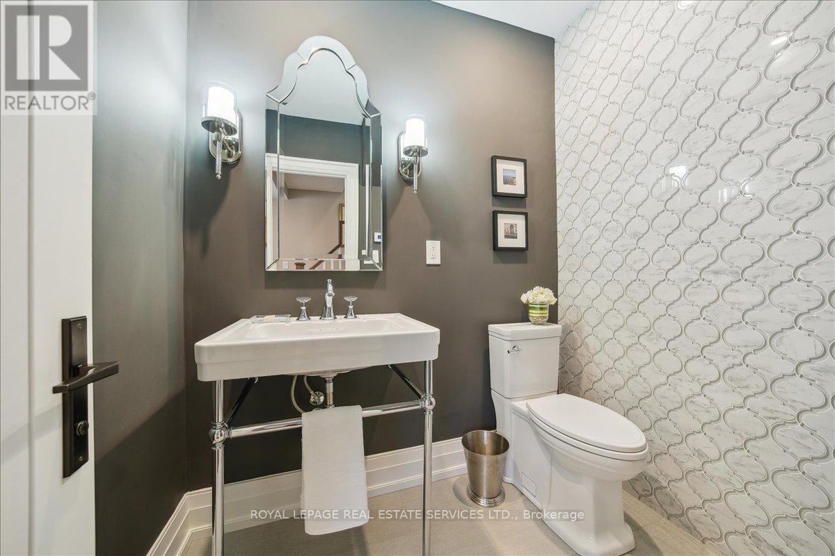 












382 TRAFALGAR ROAD

,
Oakville,




Ontario
L6J3H5

