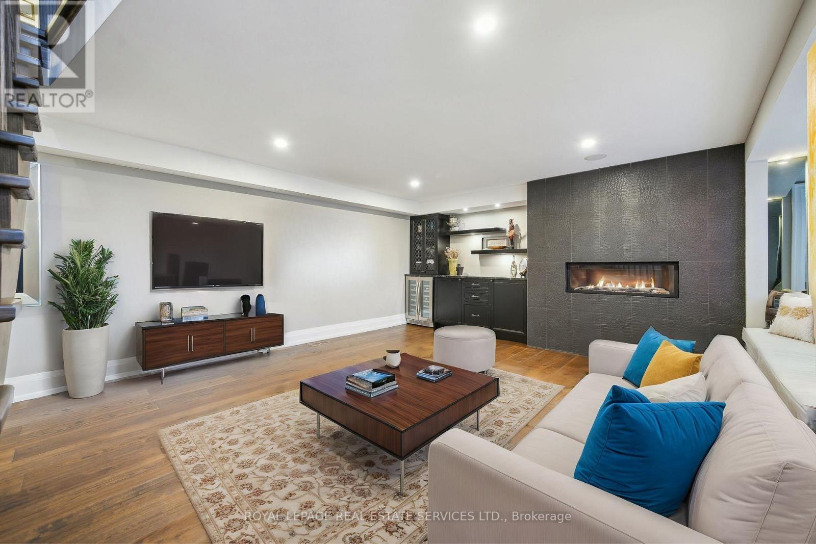 












382 TRAFALGAR ROAD

,
Oakville,




Ontario
L6J3H5

