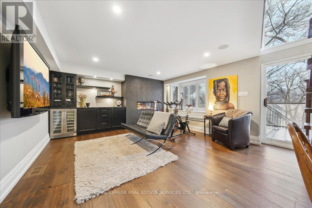












382 TRAFALGAR ROAD

,
Oakville,




Ontario
L6J3H5

