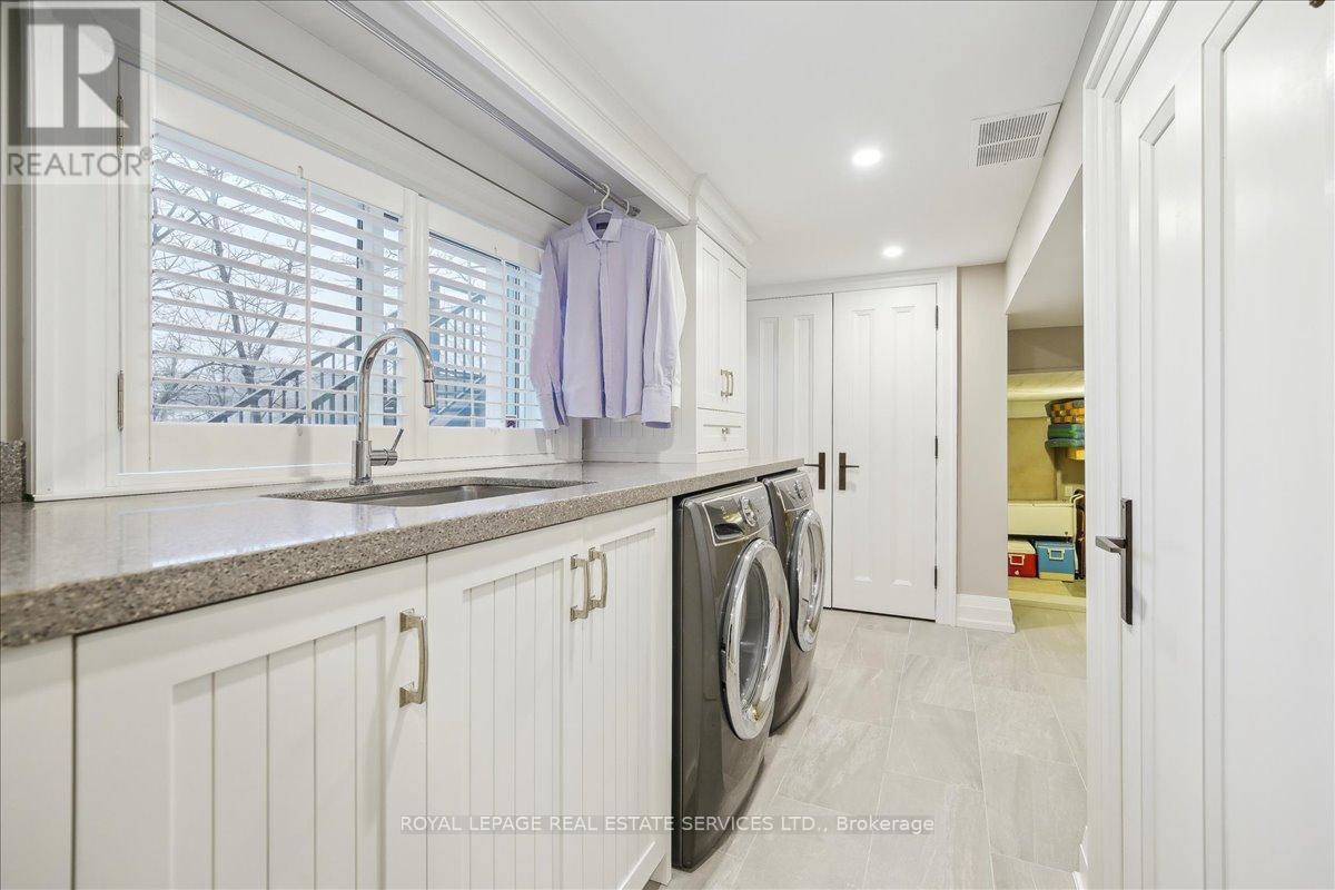 












382 TRAFALGAR ROAD

,
Oakville,




Ontario
L6J3H5

