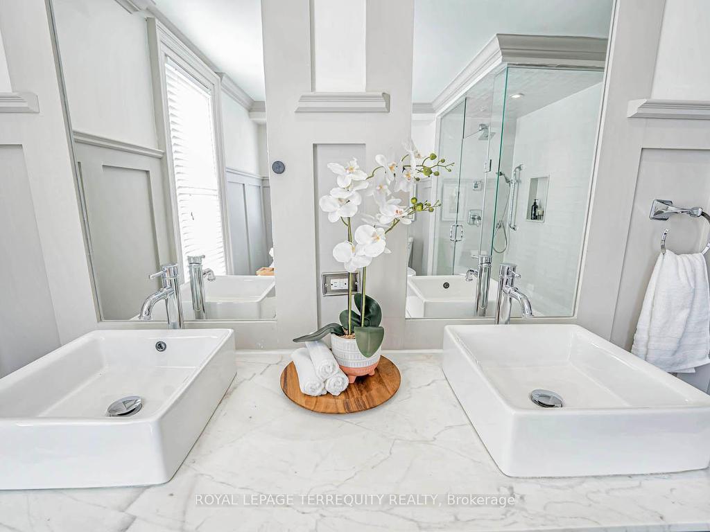 









6


Aileen Lewis

Court,
Markham,




ON
L6E 1A8

