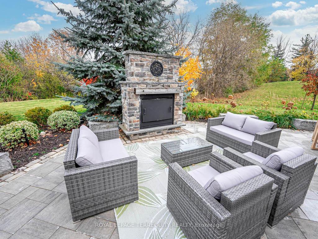 









6


Aileen Lewis

Court,
Markham,




ON
L6E 1A8

