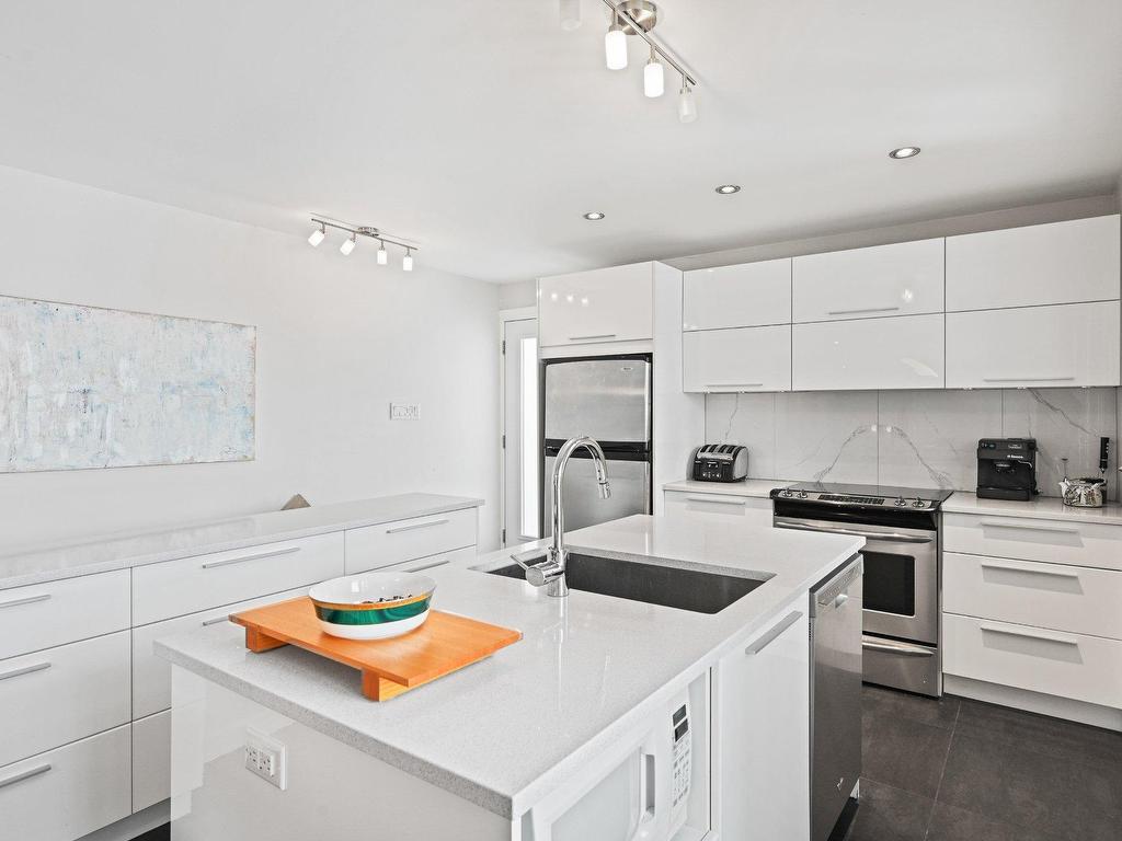 









2007


Rue La Corne

,
Saint-Bruno-de-Montarville,




QC
J3V5A1

