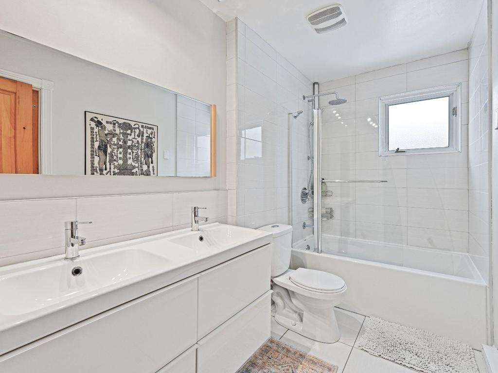 









2007


Rue La Corne

,
Saint-Bruno-de-Montarville,




QC
J3V5A1

