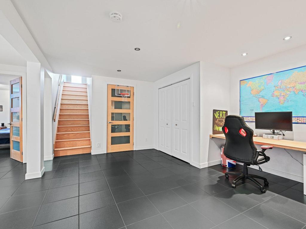 









2007


Rue La Corne

,
Saint-Bruno-de-Montarville,




QC
J3V5A1

