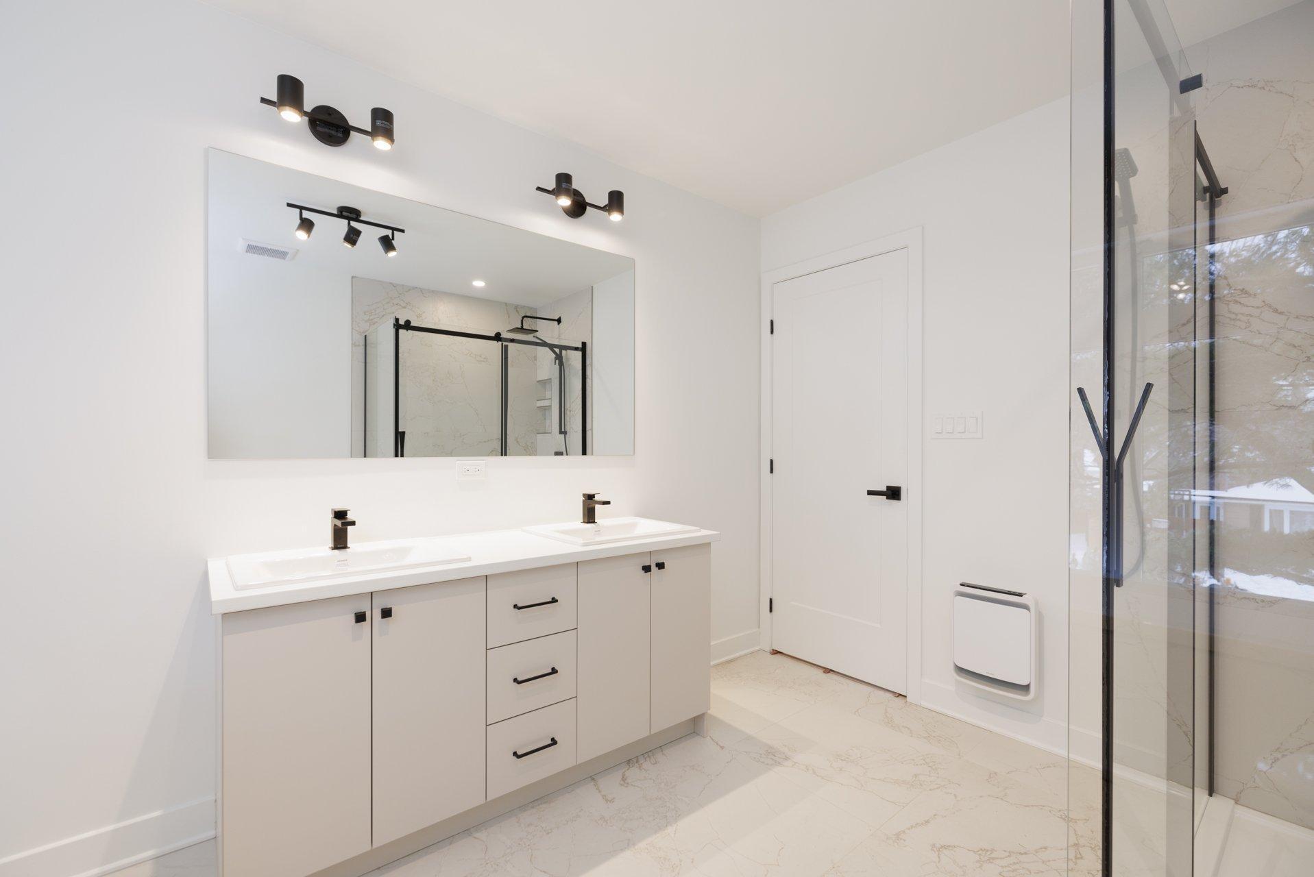 









727


Boul. Pine Beach

,
Dorval,




QC
H9P2L6

