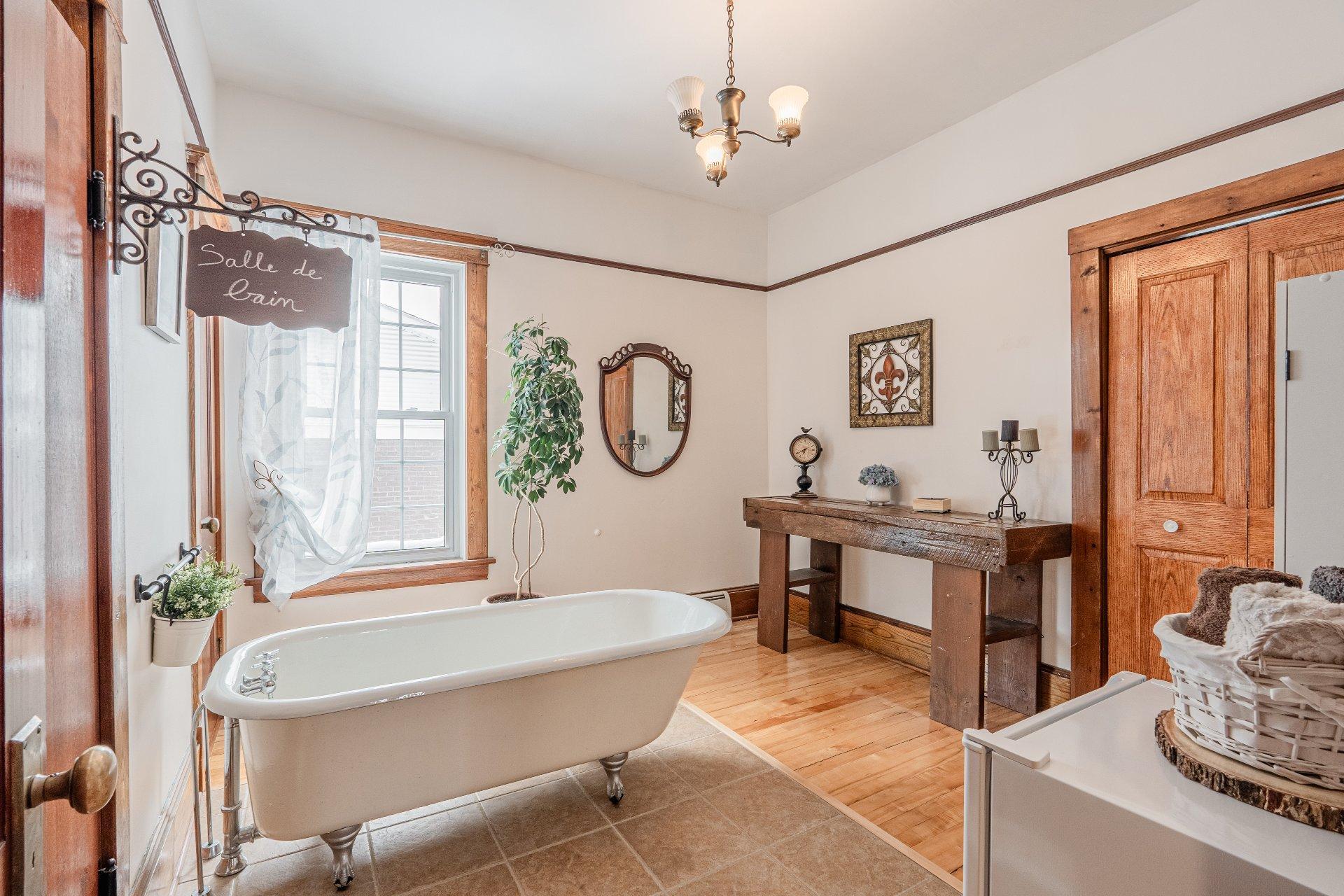 









1553


Rue Principale

,
Lawrenceville,




QC
J0E1W0

