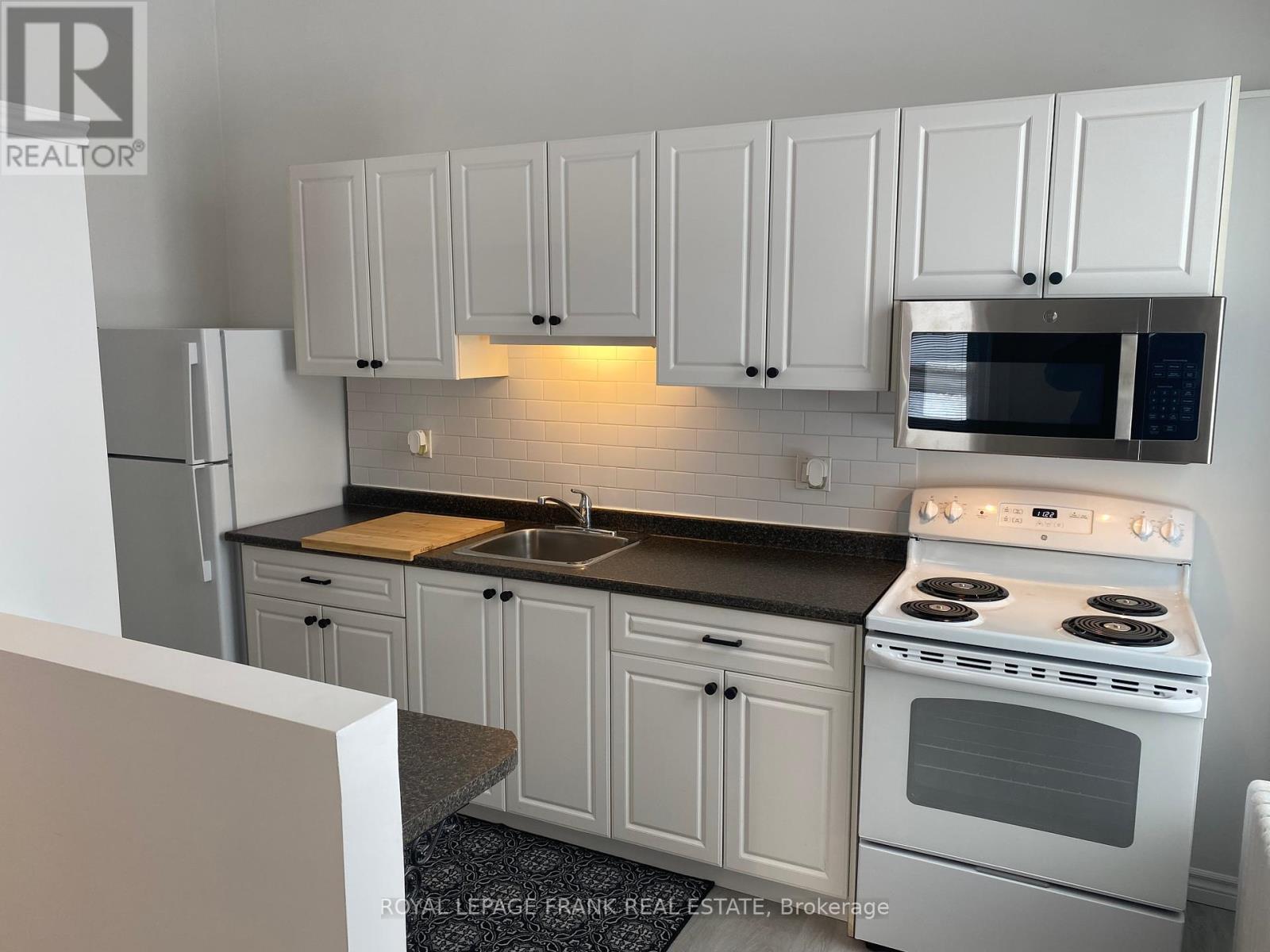 












2 - 859 DUNDAS STREET W

,
Whitby (Lynde Creek),




Ontario
L1N2N6

