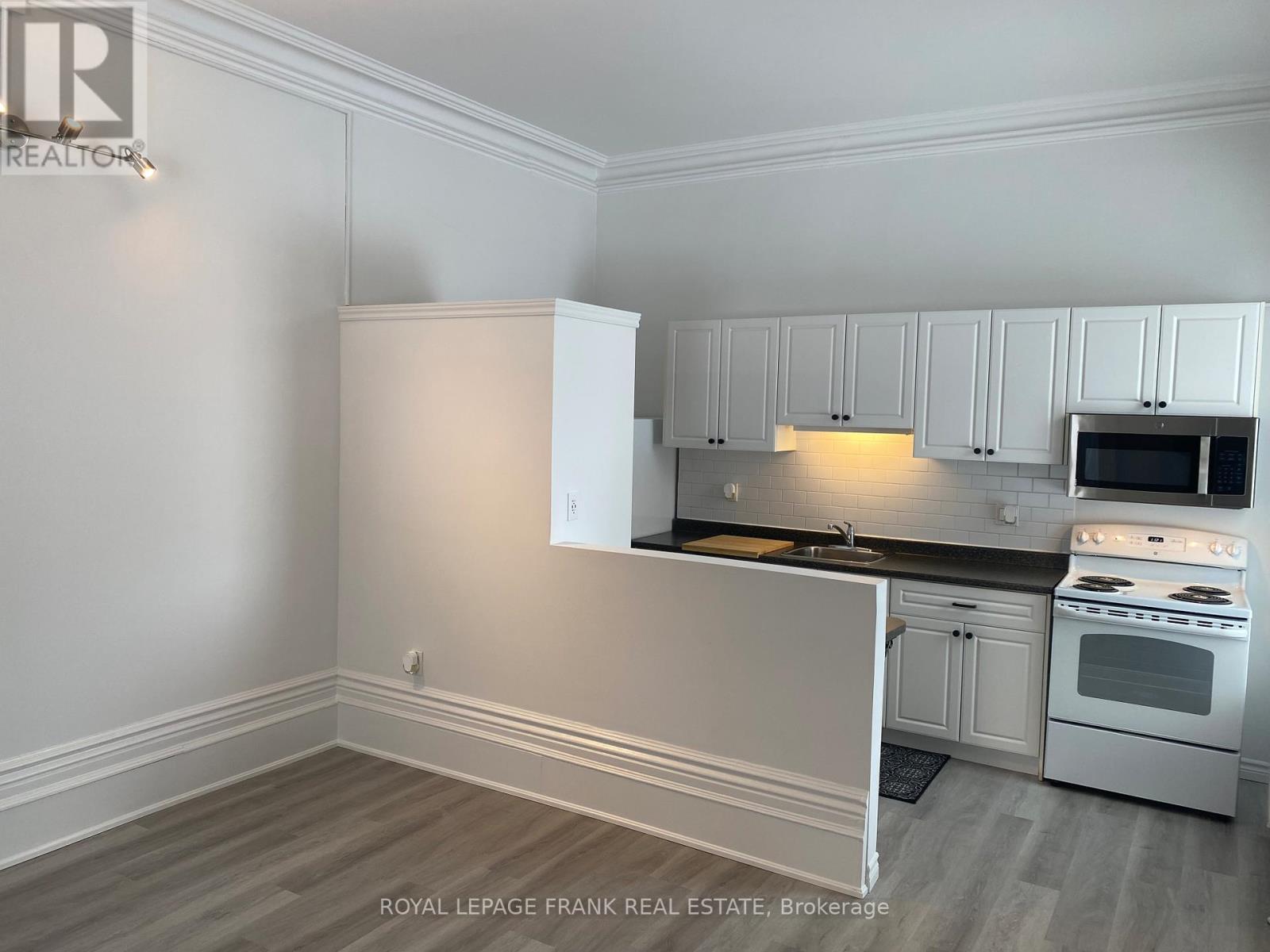 












2 - 859 DUNDAS STREET W

,
Whitby (Lynde Creek),




Ontario
L1N2N6

