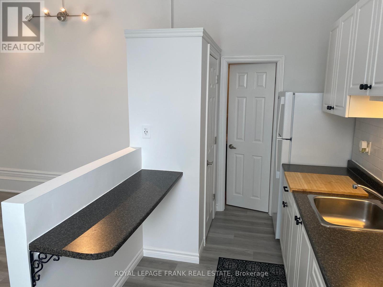 












2 - 859 DUNDAS STREET W

,
Whitby (Lynde Creek),




Ontario
L1N2N6

