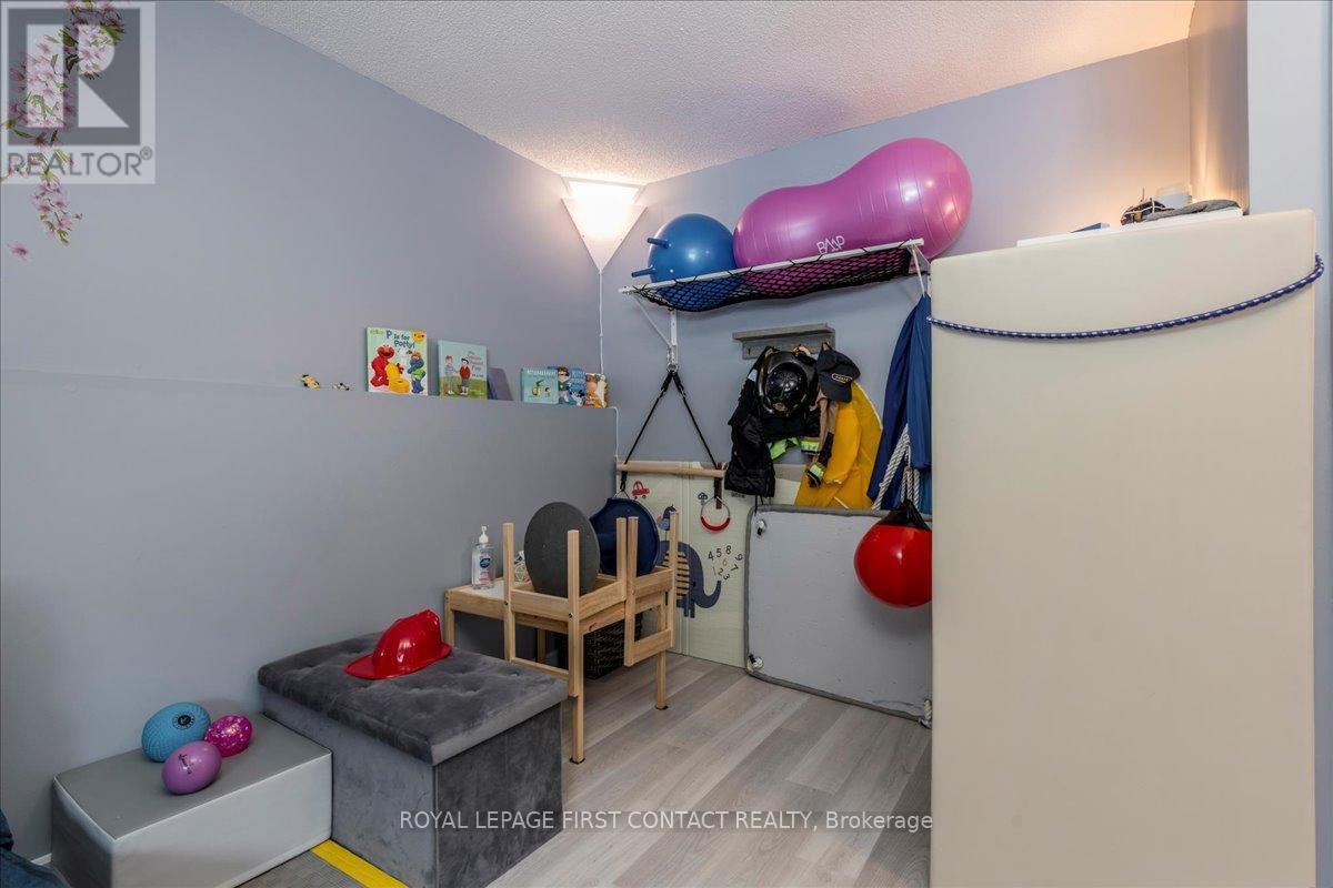 












68 DRAPER CRESCENT

,
Barrie,




Ontario
L4N6B1

