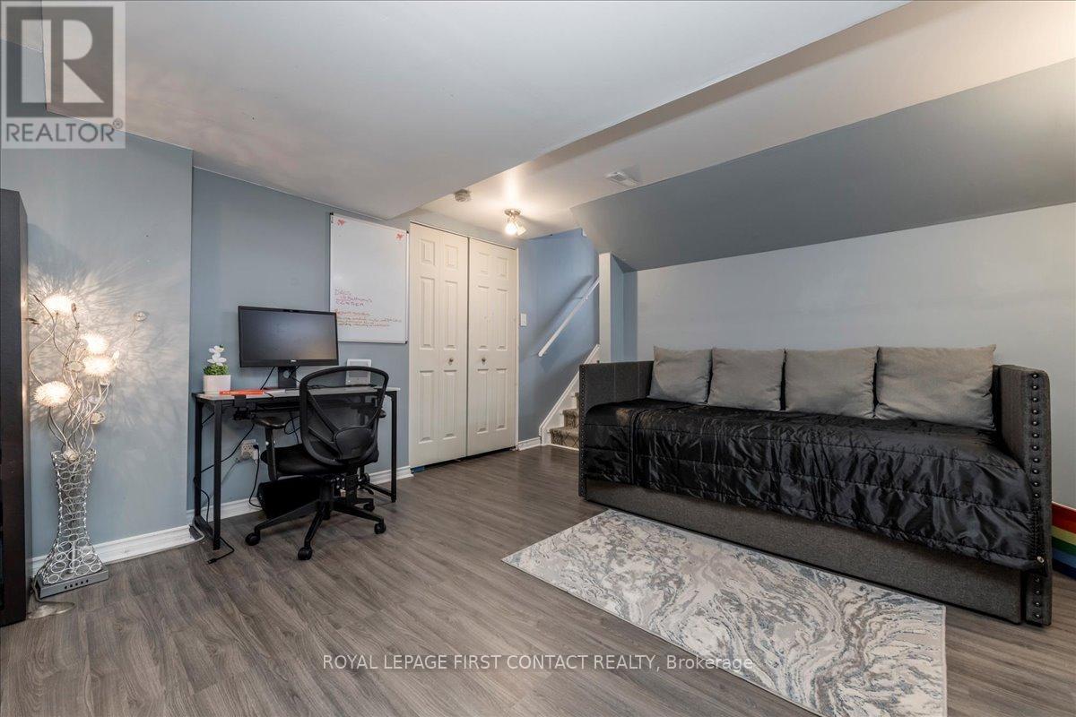 












68 DRAPER CRESCENT

,
Barrie,




Ontario
L4N6B1

