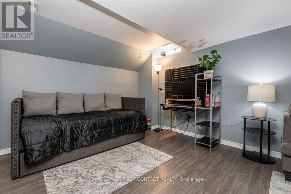 












68 DRAPER CRESCENT

,
Barrie,




Ontario
L4N6B1

