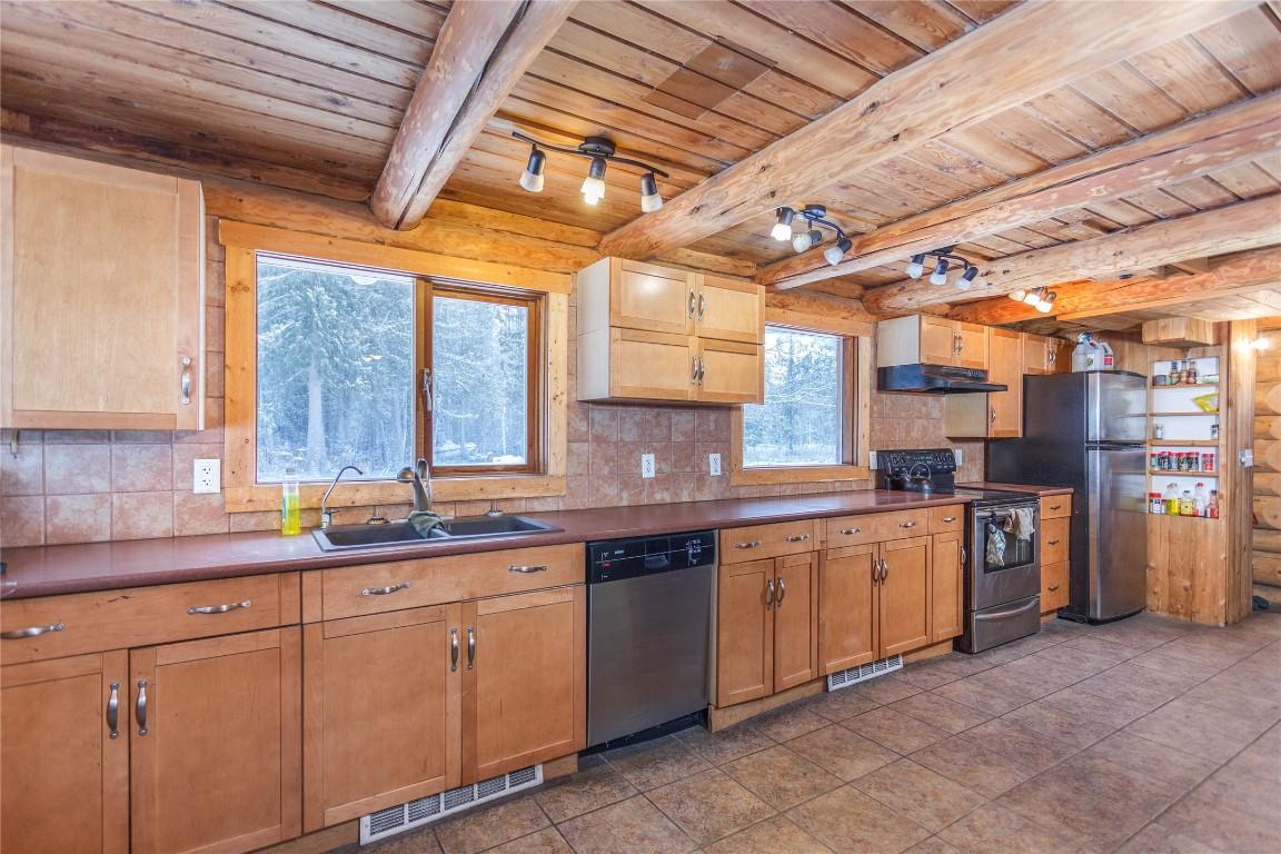 









692


North Fork

Road,
Cherryville,




BC
V0E 2G3

