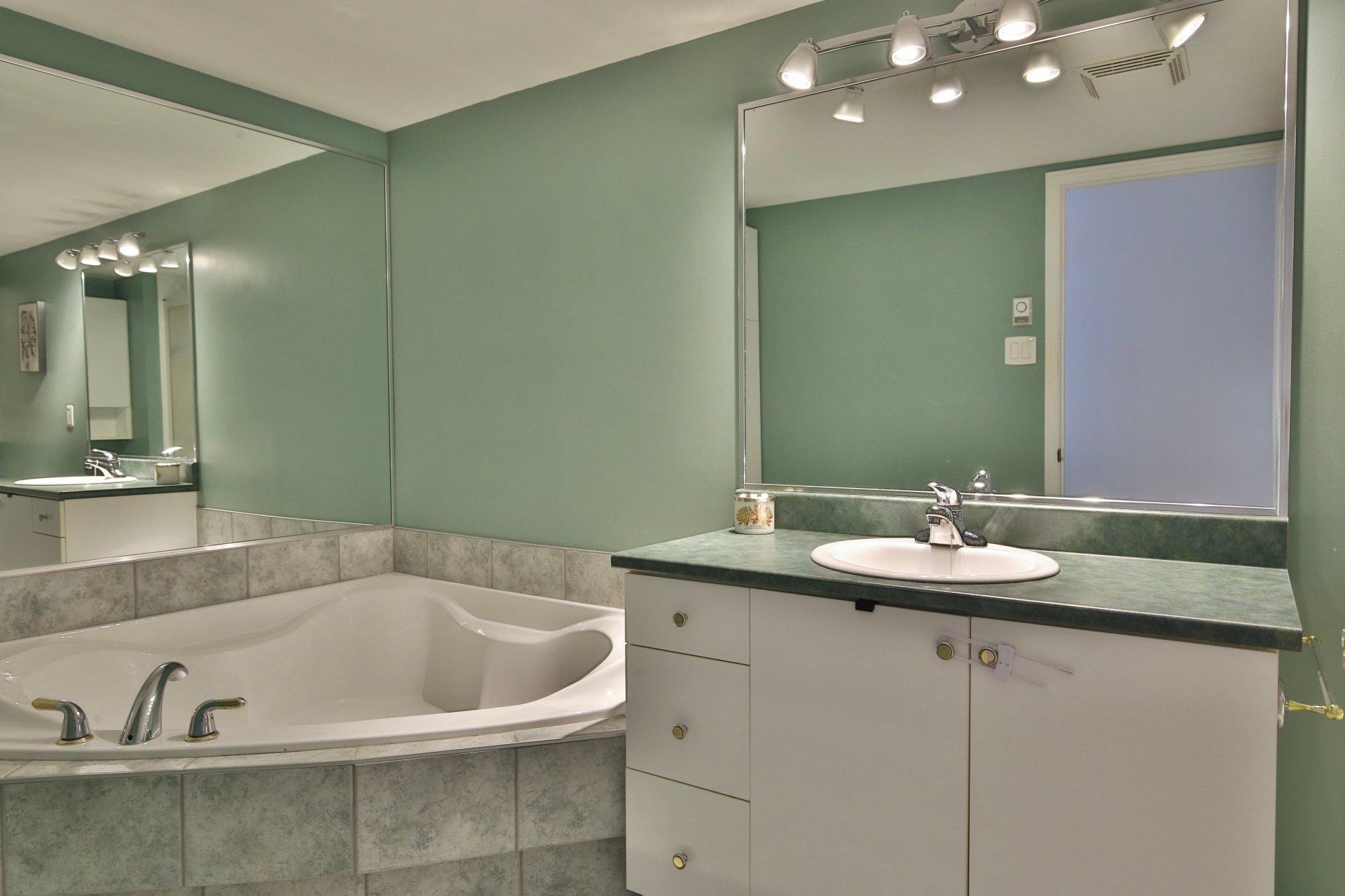 









2625


Boul. Jacques-Marcil

, 303,
Longueuil (Saint-Hubert),




QC
J3Y9E4

