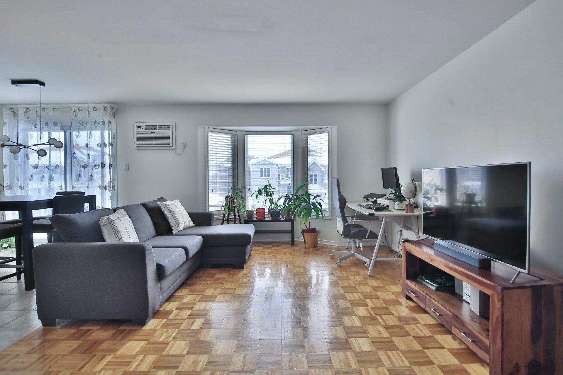 









2625


Boul. Jacques-Marcil

, 303,
Longueuil (Saint-Hubert),




QC
J3Y9E4

