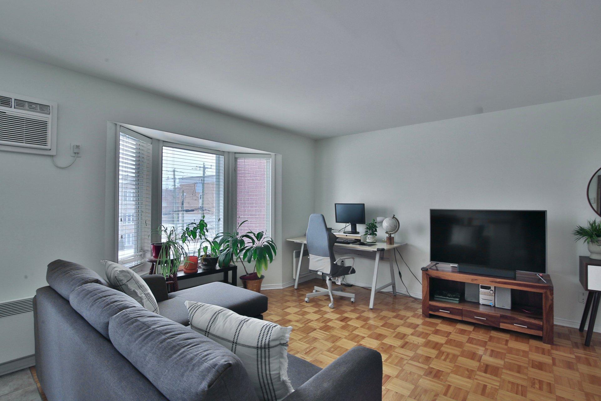 









2625


Boul. Jacques-Marcil

, 303,
Longueuil (Saint-Hubert),




QC
J3Y9E4

