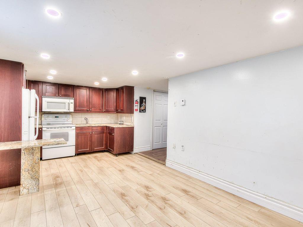 









6358


Av. Clanranald

,
Montréal (Côte-des-Neiges/Notre-Dame-de-Grâce),




QC
H3X2S3

