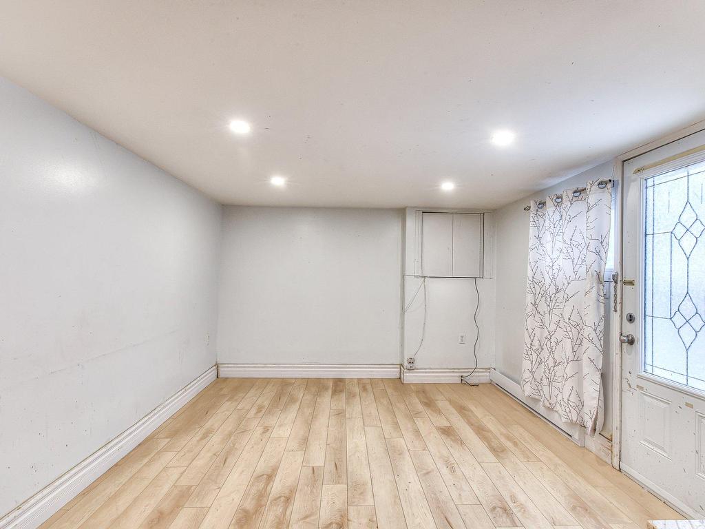 









6358


Av. Clanranald

,
Montréal (Côte-des-Neiges/Notre-Dame-de-Grâce),




QC
H3X2S3


