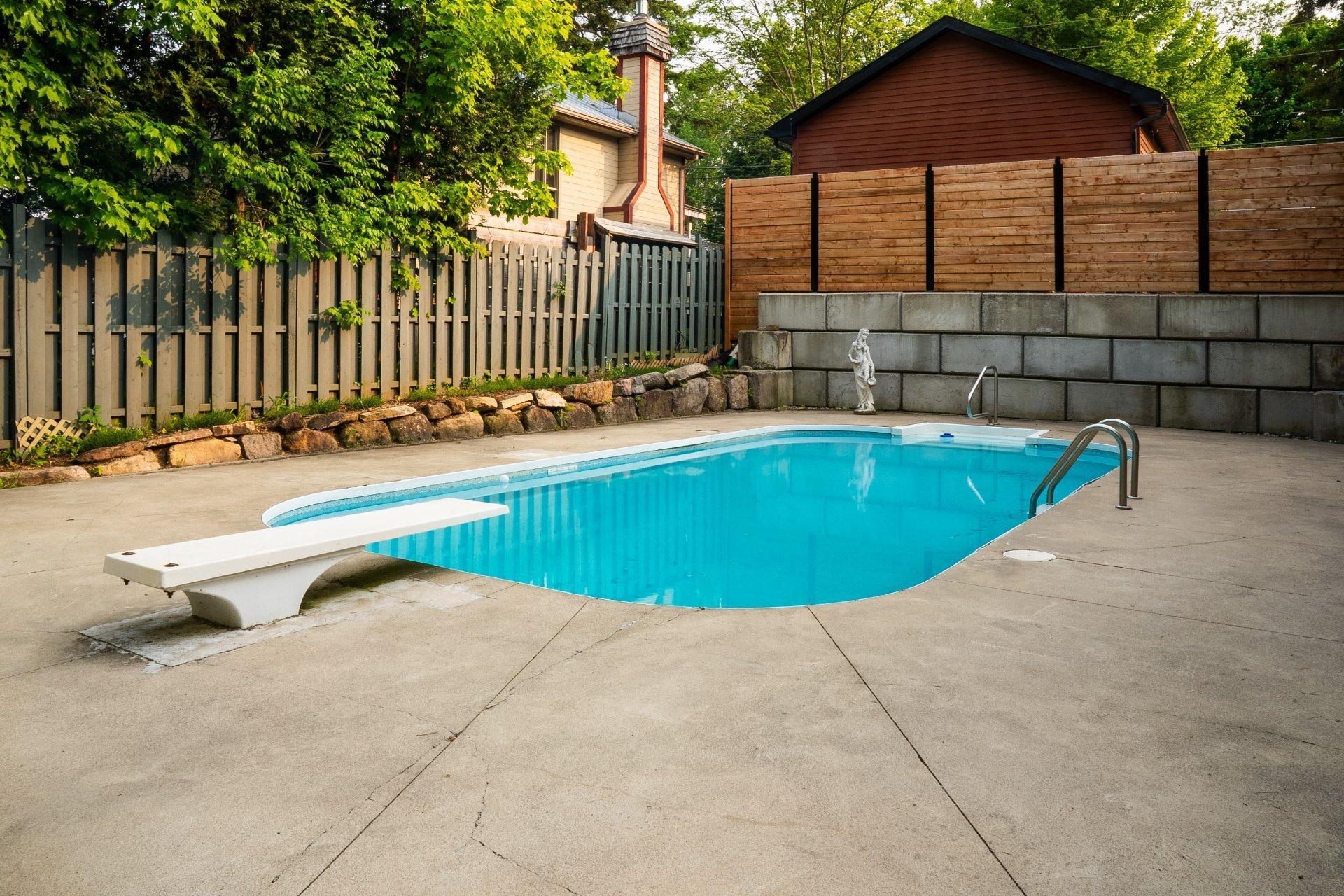









75

 - 77


Av. de l'Église

,
Saint-Sauveur,




QC
J0R1R1

