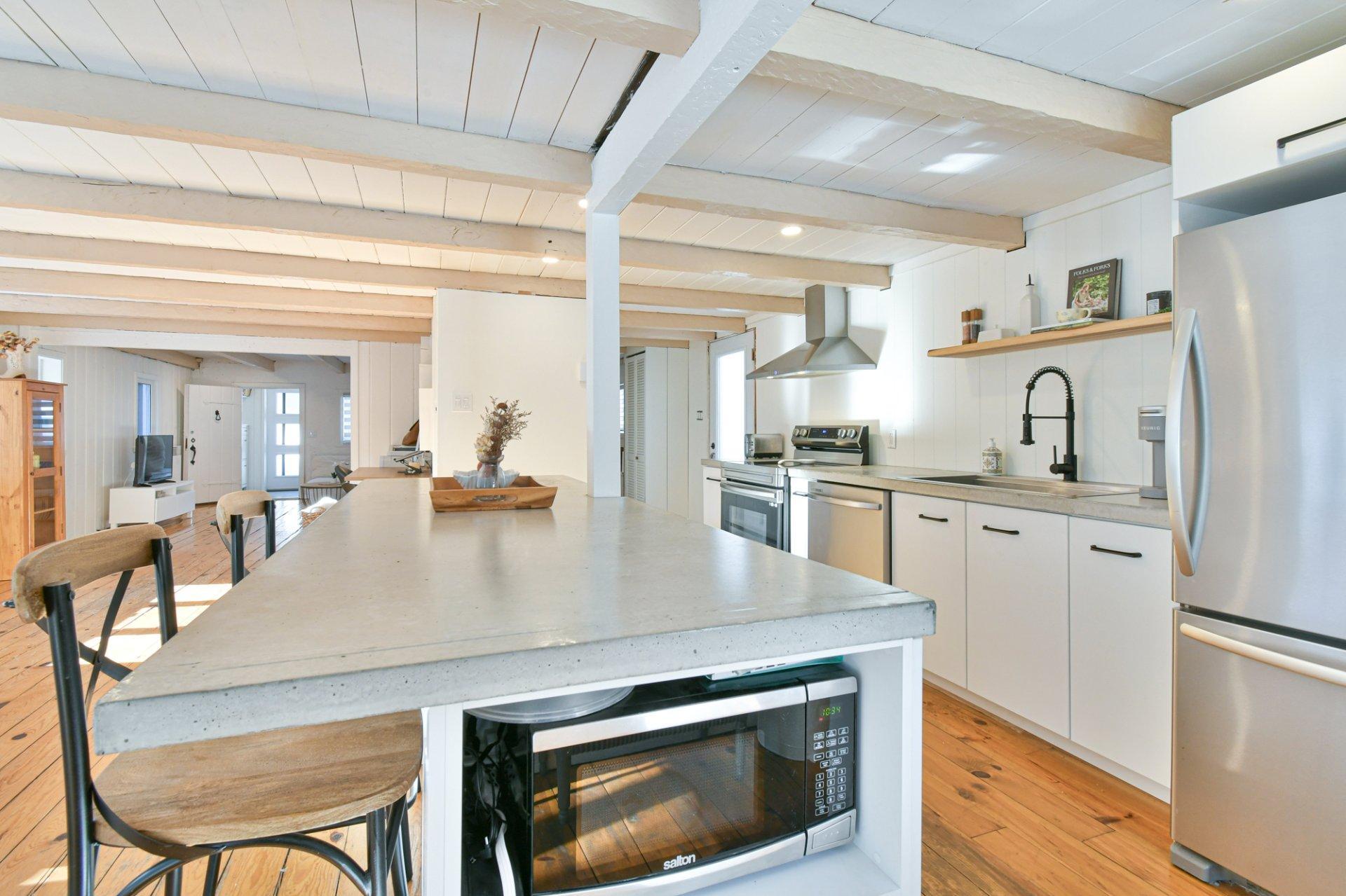 









75

 - 77


Av. de l'Église

,
Saint-Sauveur,




QC
J0R1R1

