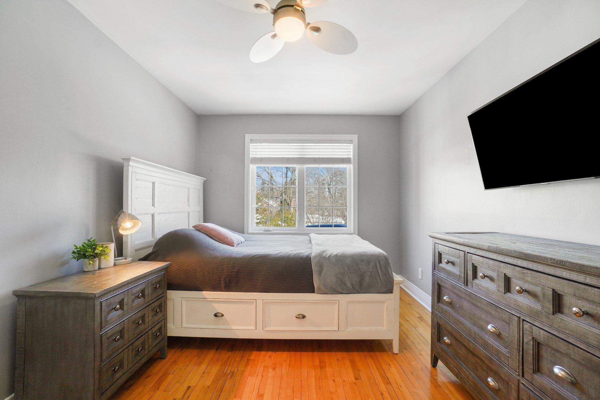 









4325


Av. de Mayfair

,
Montréal (Côte-des-Neiges/Notre-Dame-de-Grâce),




QC
H4B2E3

