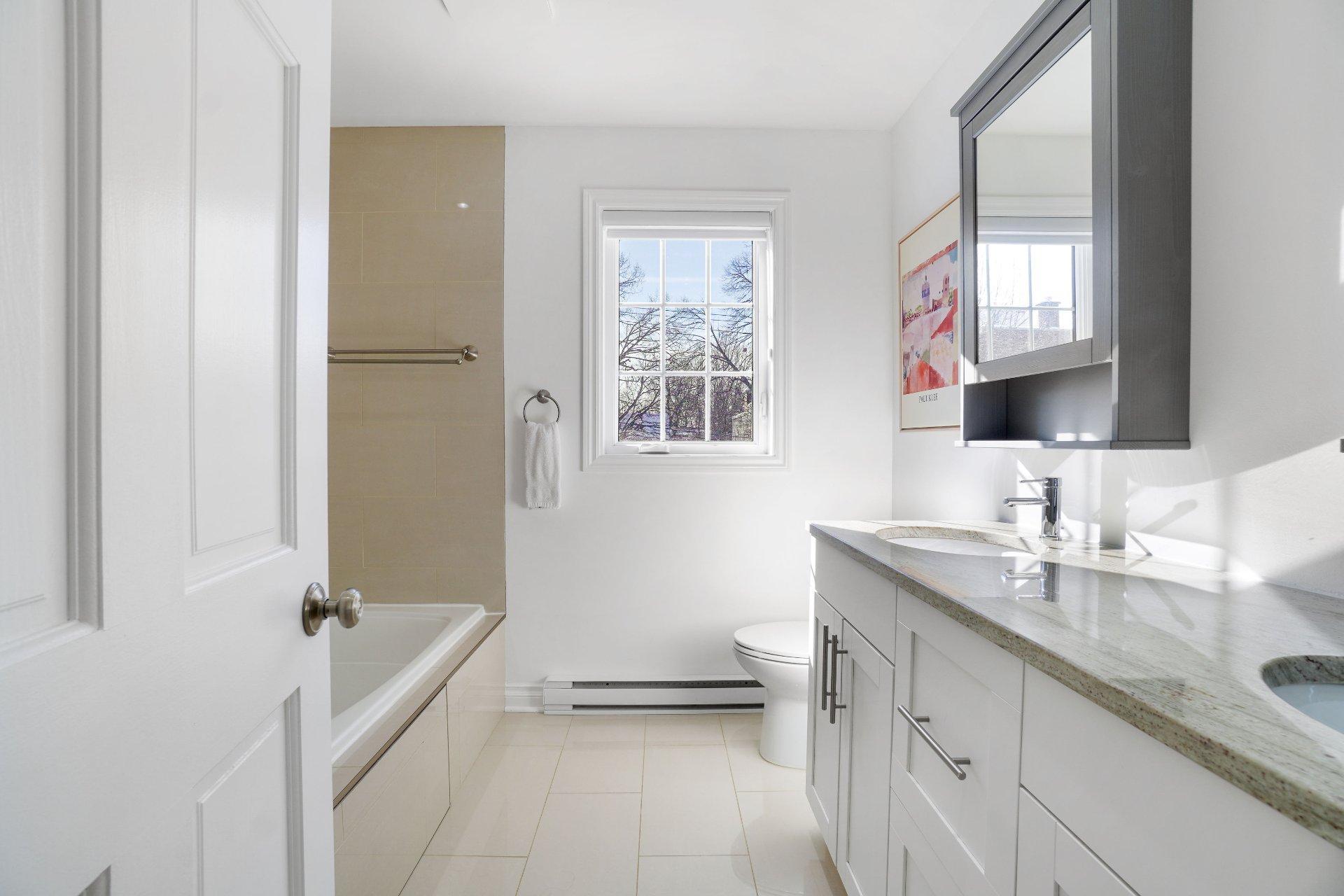 









4325


Av. de Mayfair

,
Montréal (Côte-des-Neiges/Notre-Dame-de-Grâce),




QC
H4B2E3

