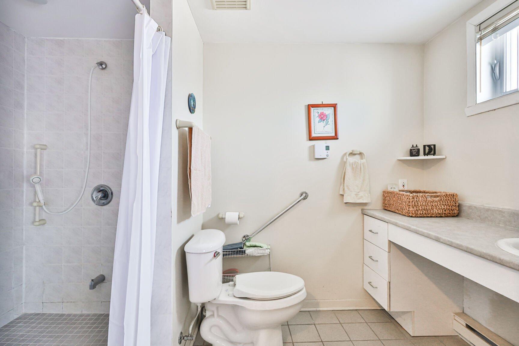 









1860


Rue Favreau

,
Laval (Chomedey),




QC
H7T1X4

