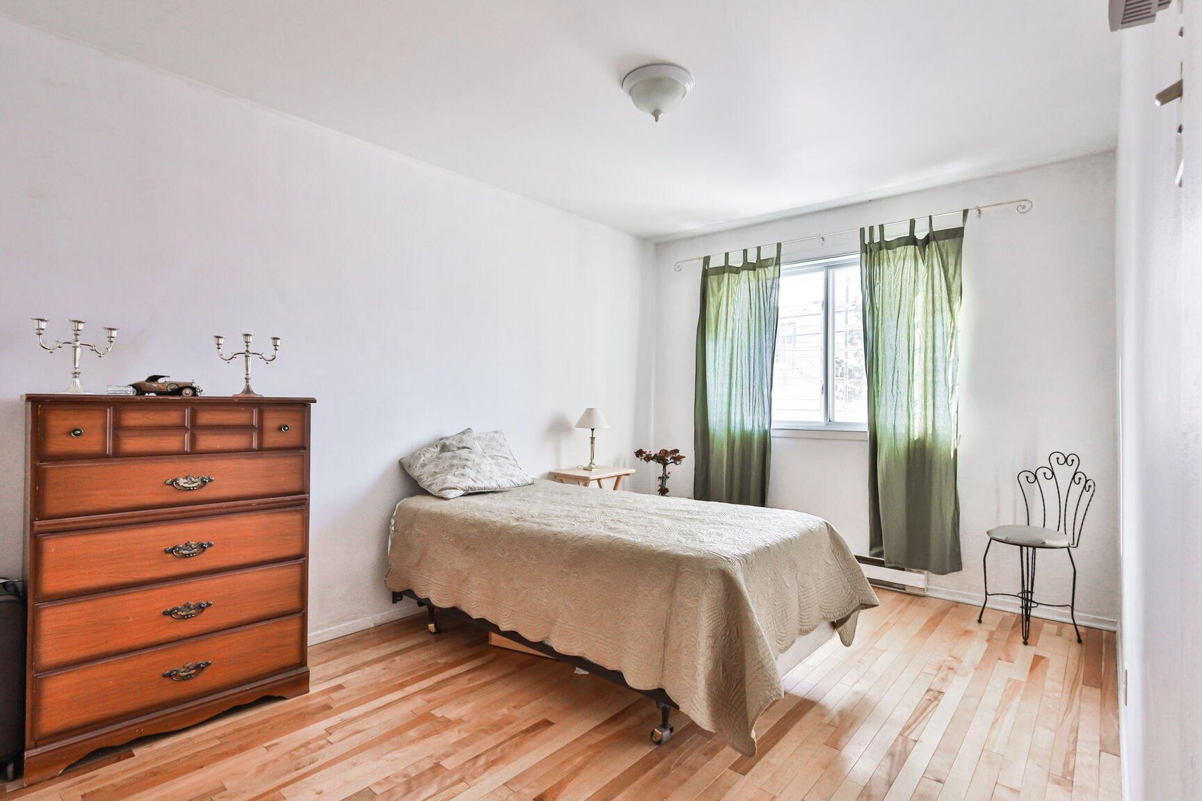 









1860


Rue Favreau

,
Laval (Chomedey),




QC
H7T1X4

