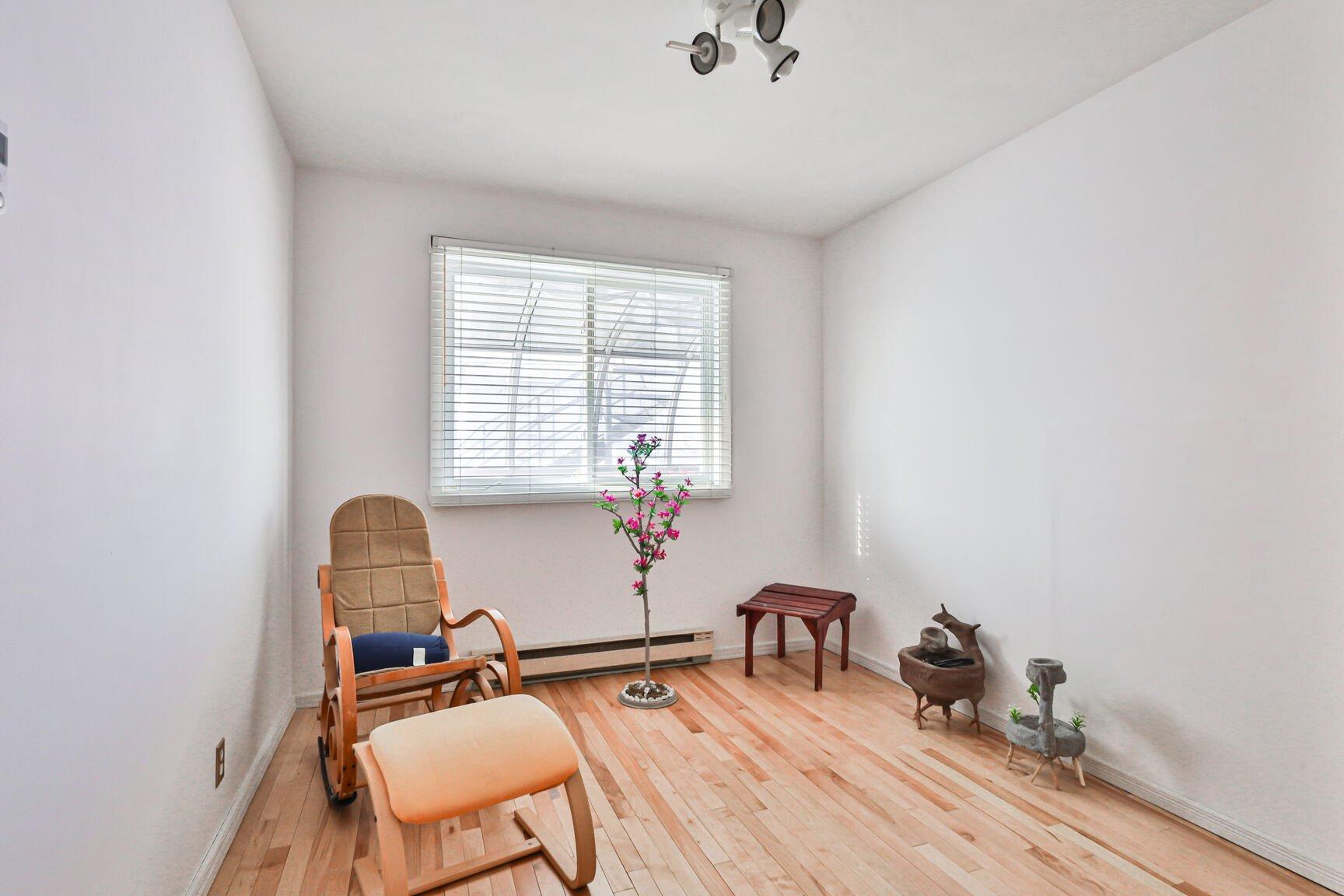 









1860


Rue Favreau

,
Laval (Chomedey),




QC
H7T1X4


