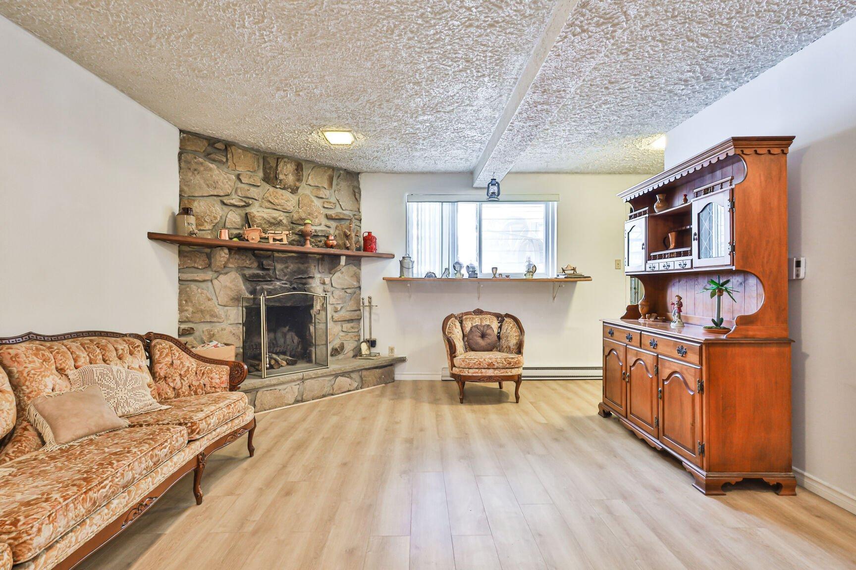 









1860


Rue Favreau

,
Laval (Chomedey),




QC
H7T1X4

