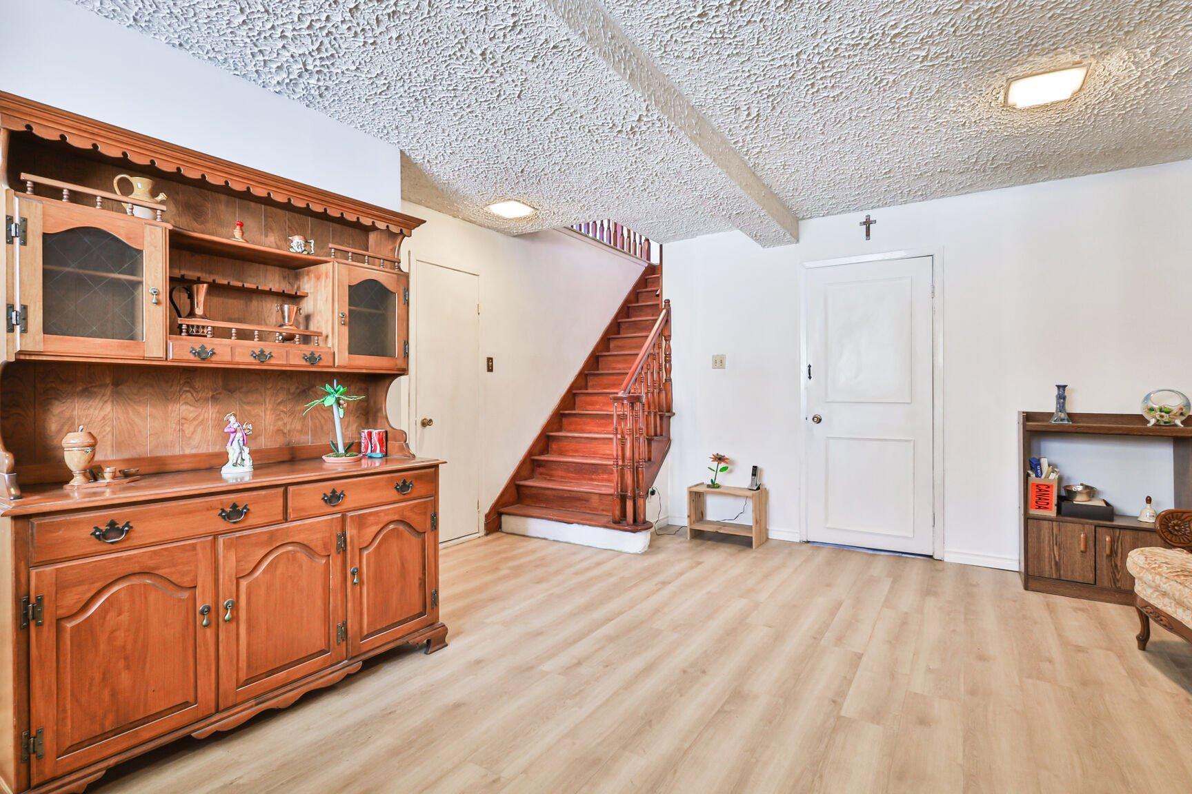 









1860


Rue Favreau

,
Laval (Chomedey),




QC
H7T1X4

