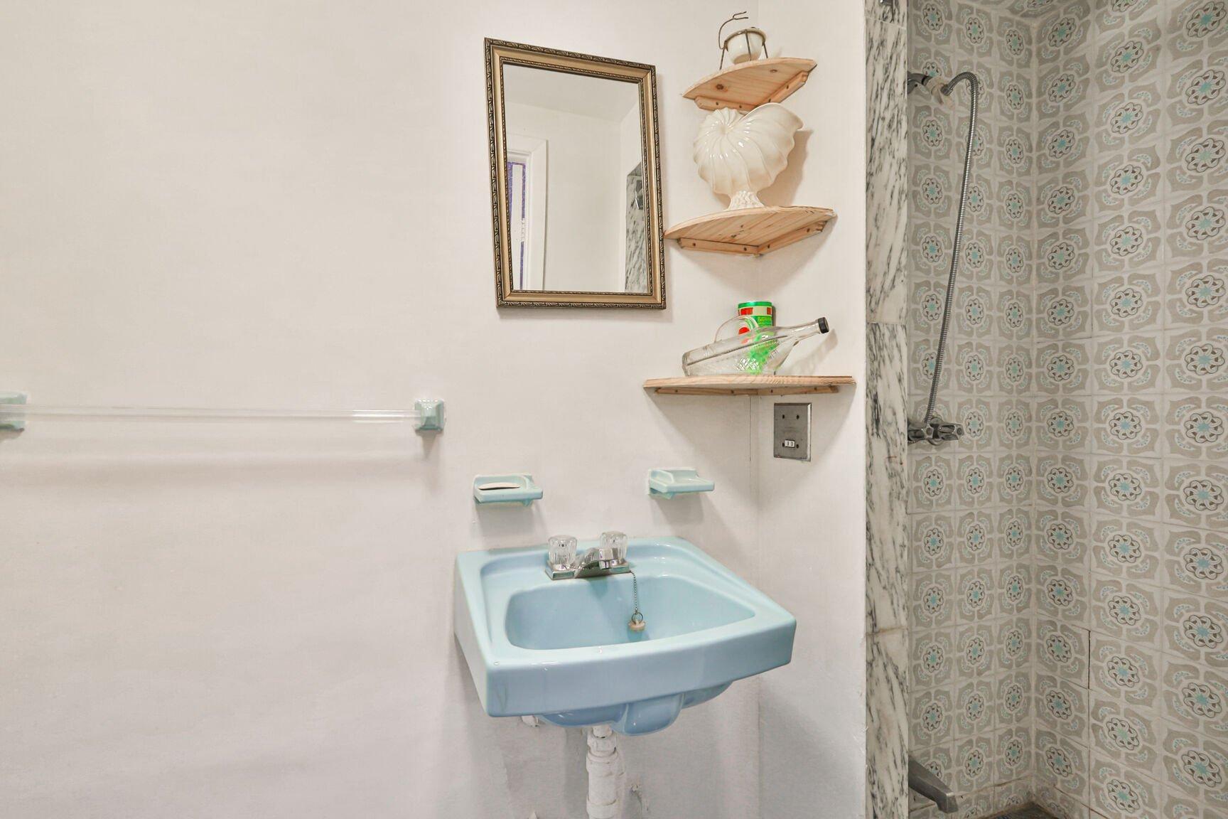









1860


Rue Favreau

,
Laval (Chomedey),




QC
H7T1X4

