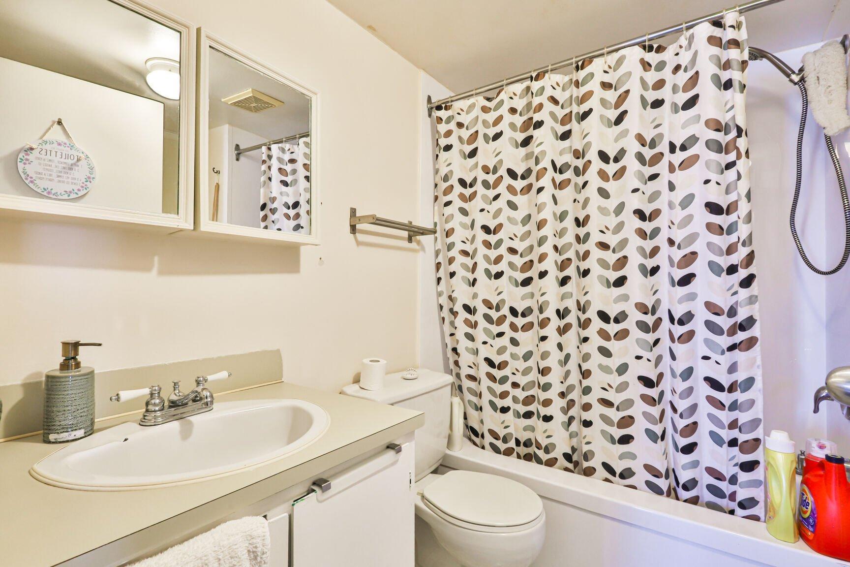 









1860


Rue Favreau

,
Laval (Chomedey),




QC
H7T1X4

