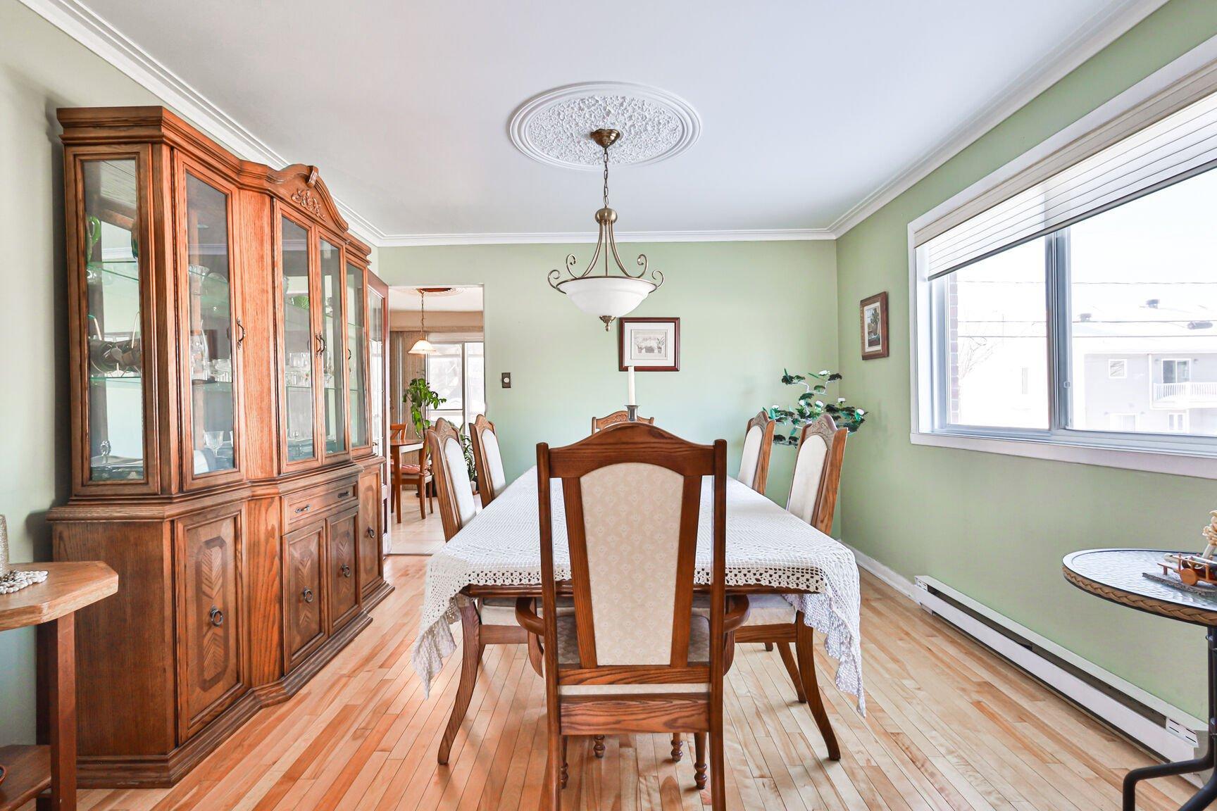 









1860


Rue Favreau

,
Laval (Chomedey),




QC
H7T1X4

