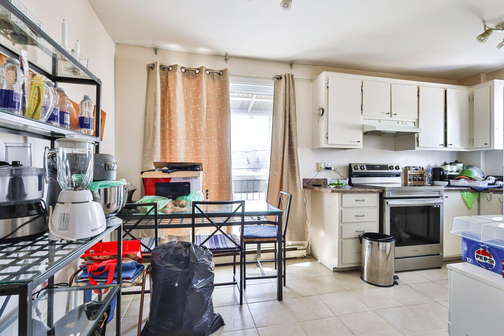 









1860


Rue Favreau

,
Laval (Chomedey),




QC
H7T1X4

