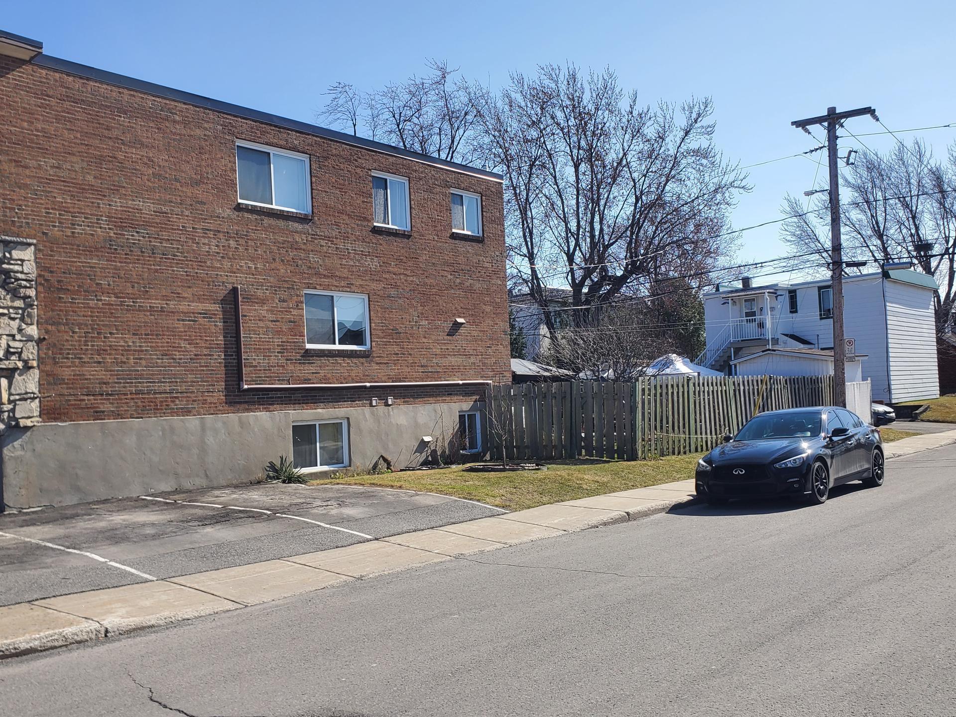 









1860


Rue Favreau

,
Laval (Chomedey),




QC
H7T1X4

