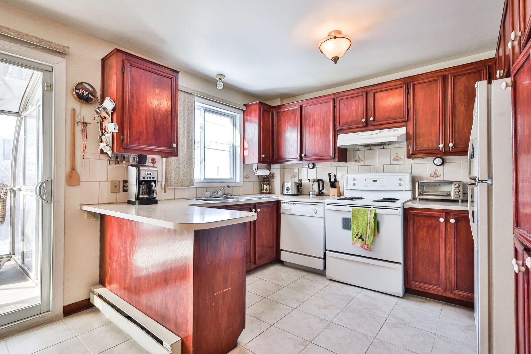 









1860


Rue Favreau

,
Laval (Chomedey),




QC
H7T1X4

