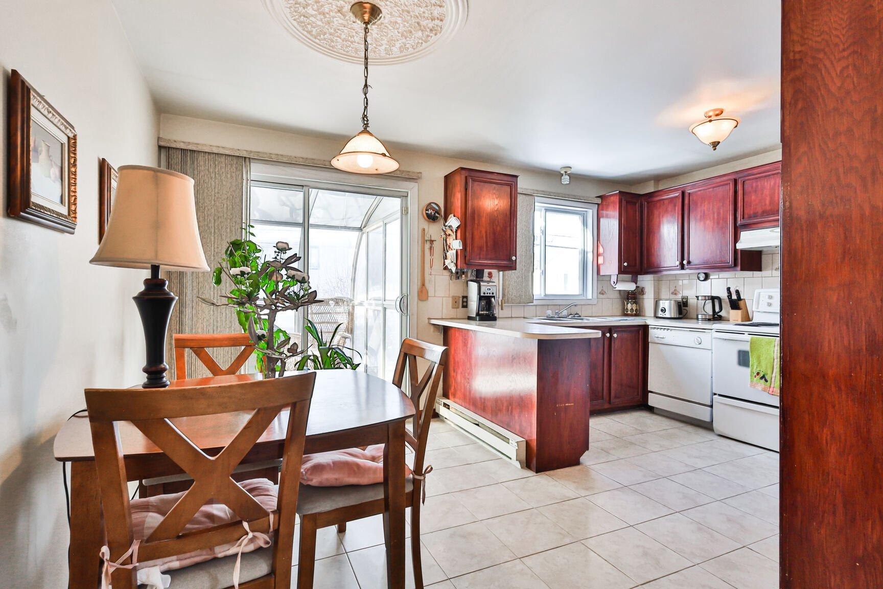









1860


Rue Favreau

,
Laval (Chomedey),




QC
H7T1X4

