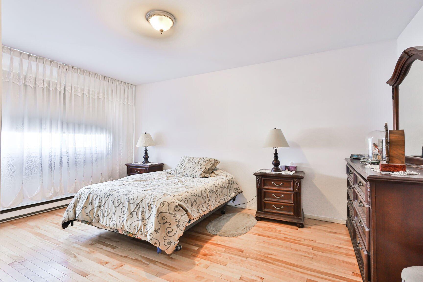 









1860


Rue Favreau

,
Laval (Chomedey),




QC
H7T1X4

