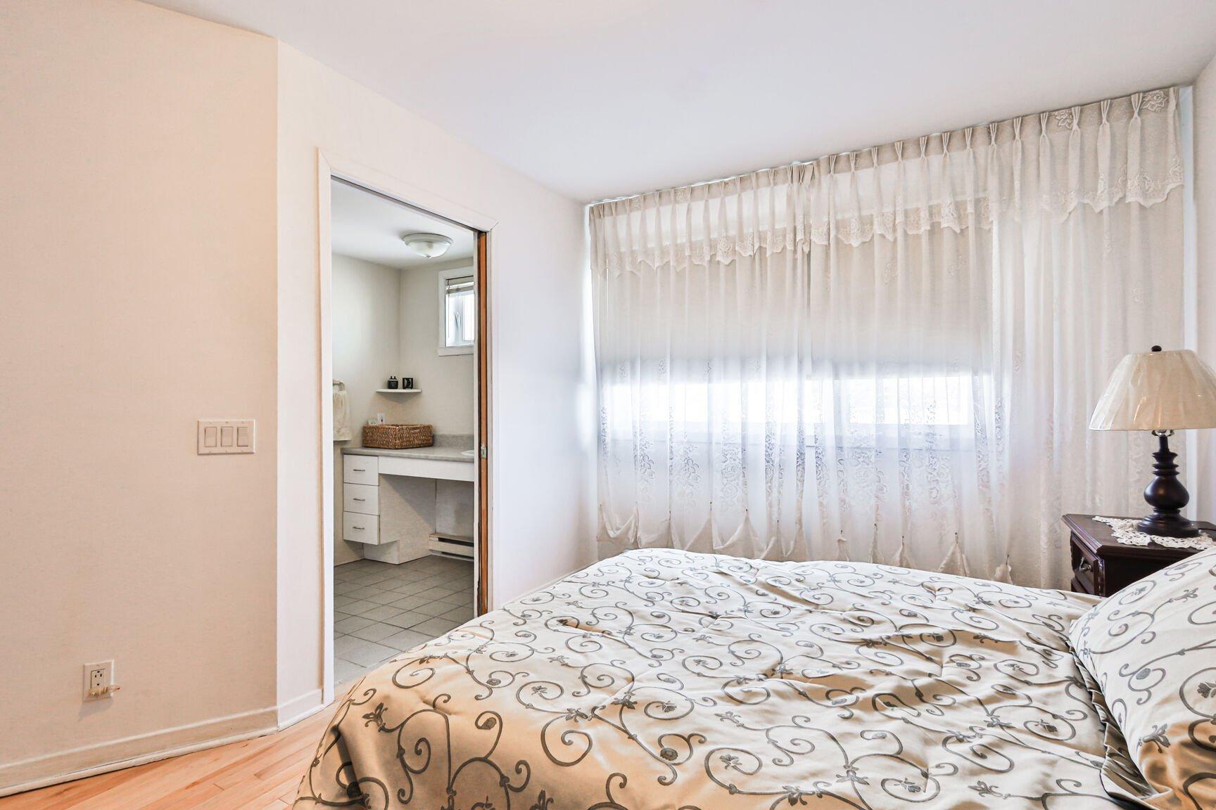 









1860


Rue Favreau

,
Laval (Chomedey),




QC
H7T1X4

