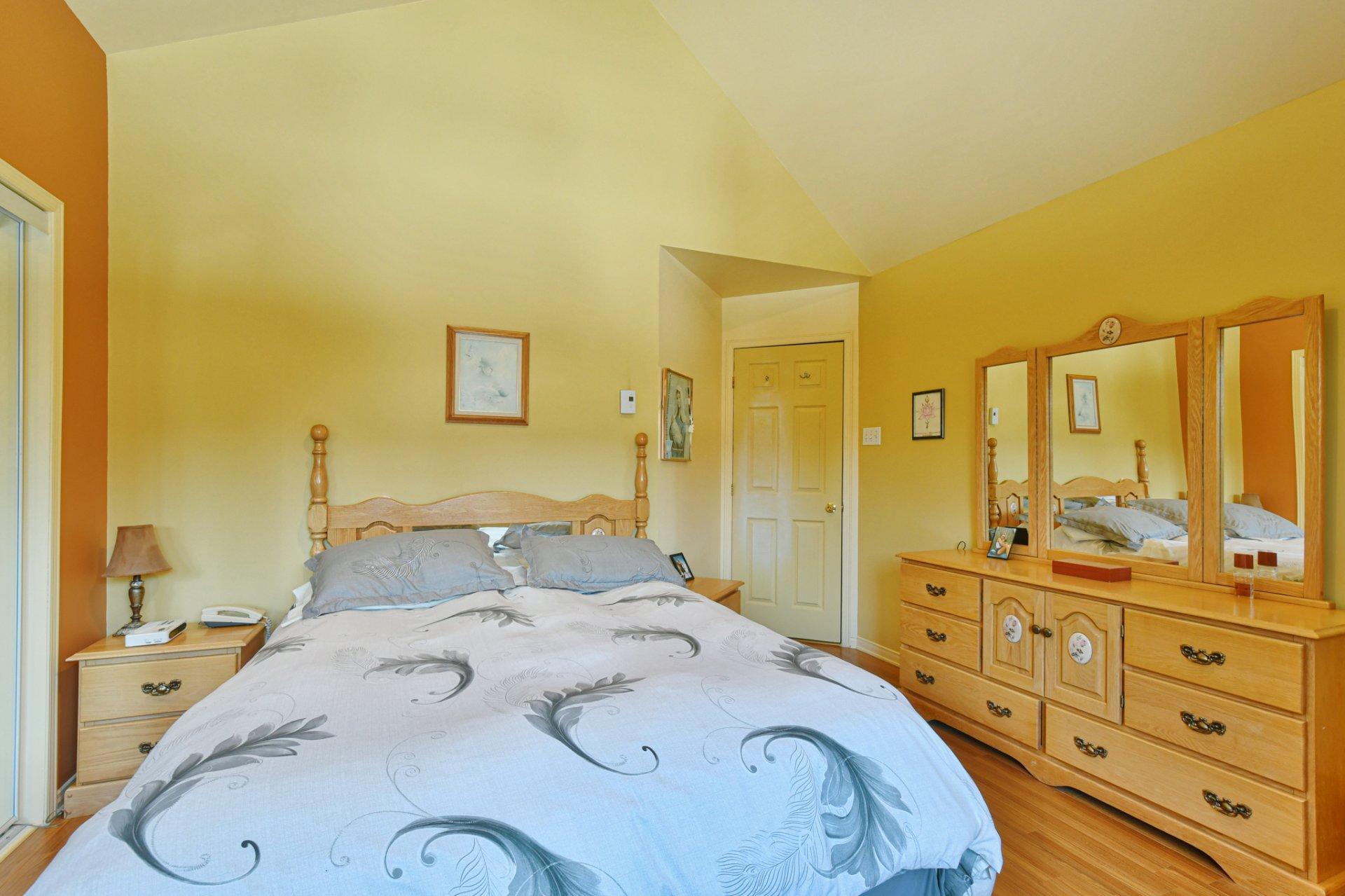 









741


Rue Marcel

,
Sainte-Adèle,




QC
J8B1L7


