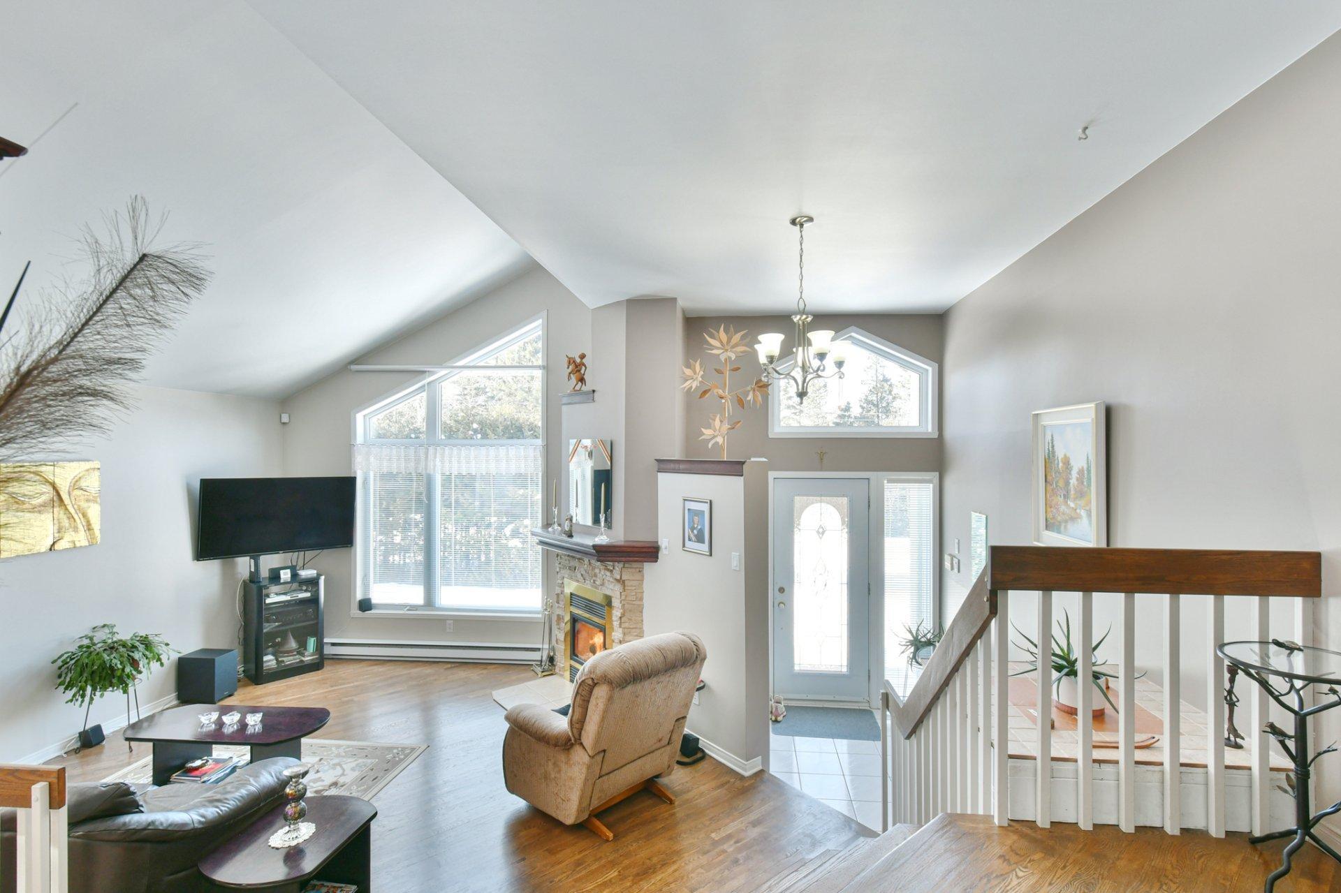 









741


Rue Marcel

,
Sainte-Adèle,




QC
J8B1L7

