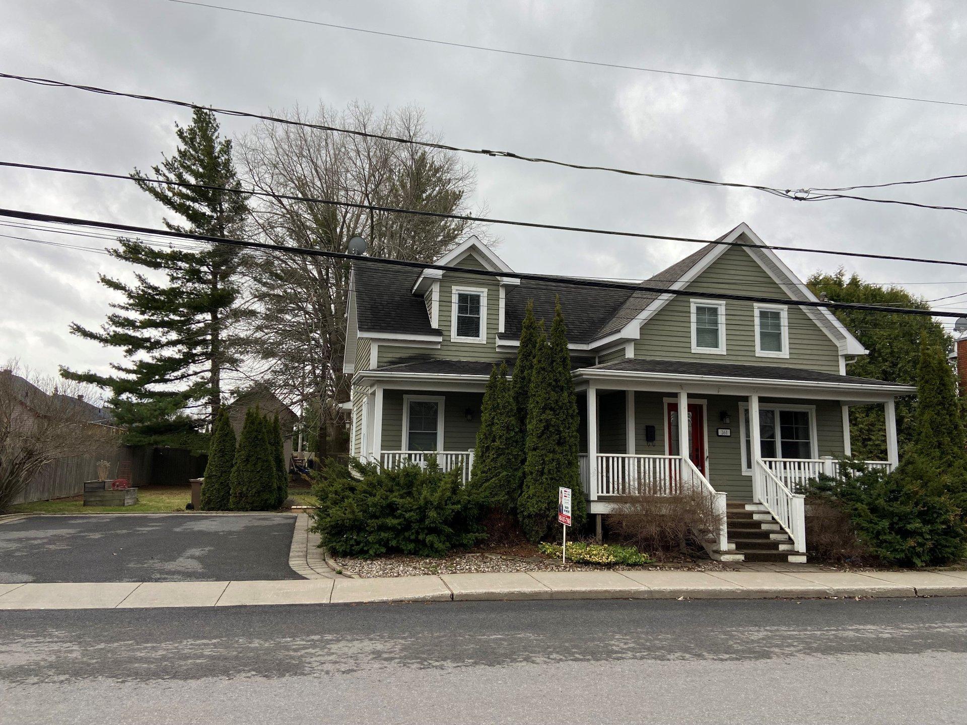 









261


1re Avenue

,
Saint-Jean-sur-Richelieu,




QC
J2X2E1

